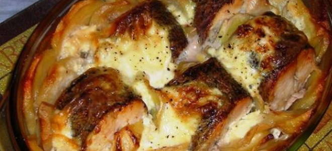 Щука в духовке кусочками с картошкой