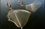 Рыбалка кастинговой сетью с лодки